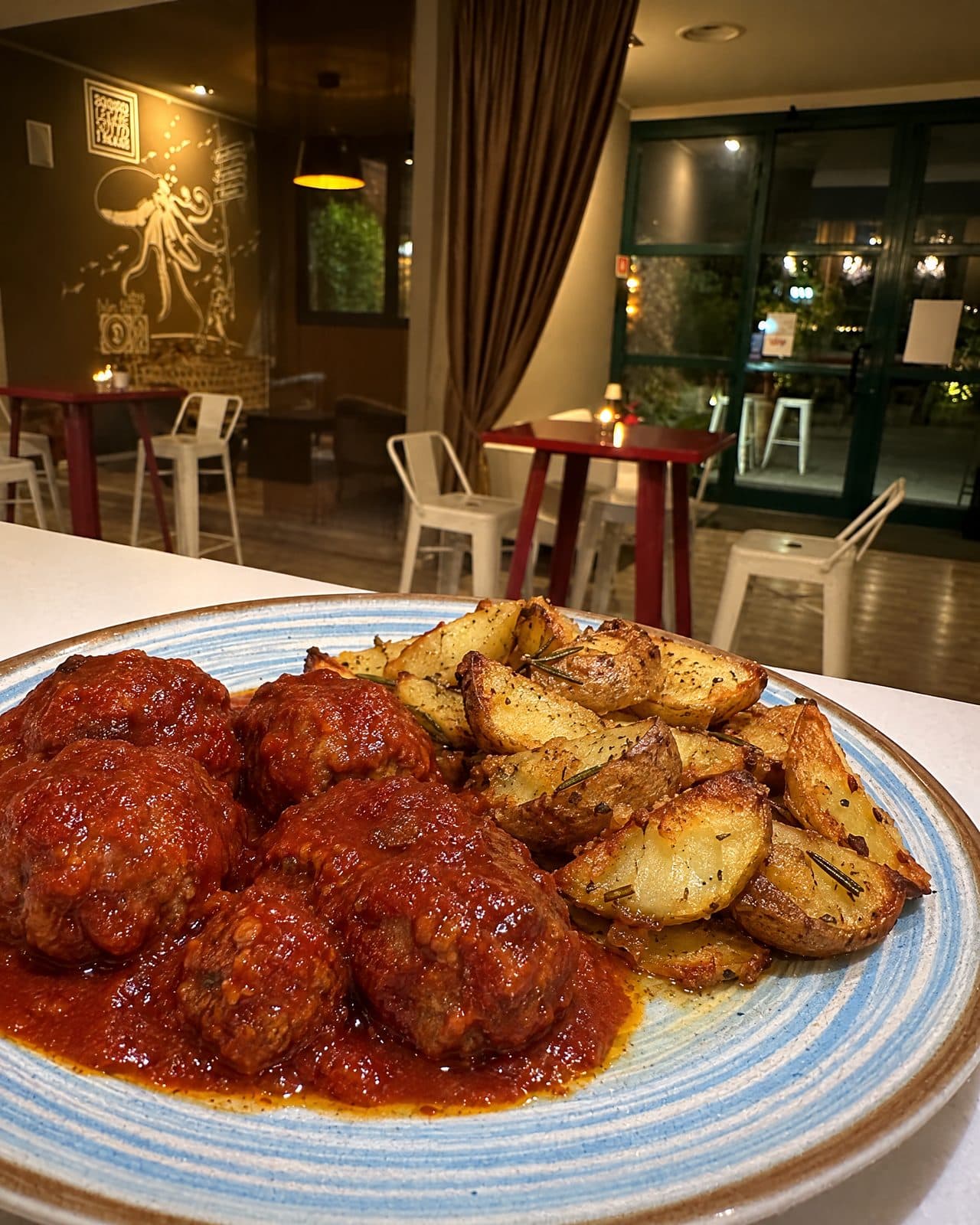 Foto di Polpette di carne e salsiccia al sugo con patate rustiche al forno